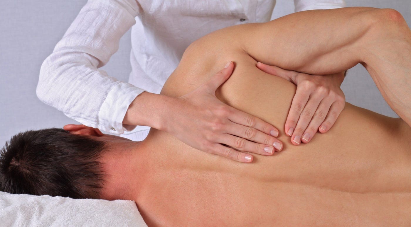 Trattamento chiropratico della colonna vertebrale nello studio del Dr. Antonio Pafundi a Bologna