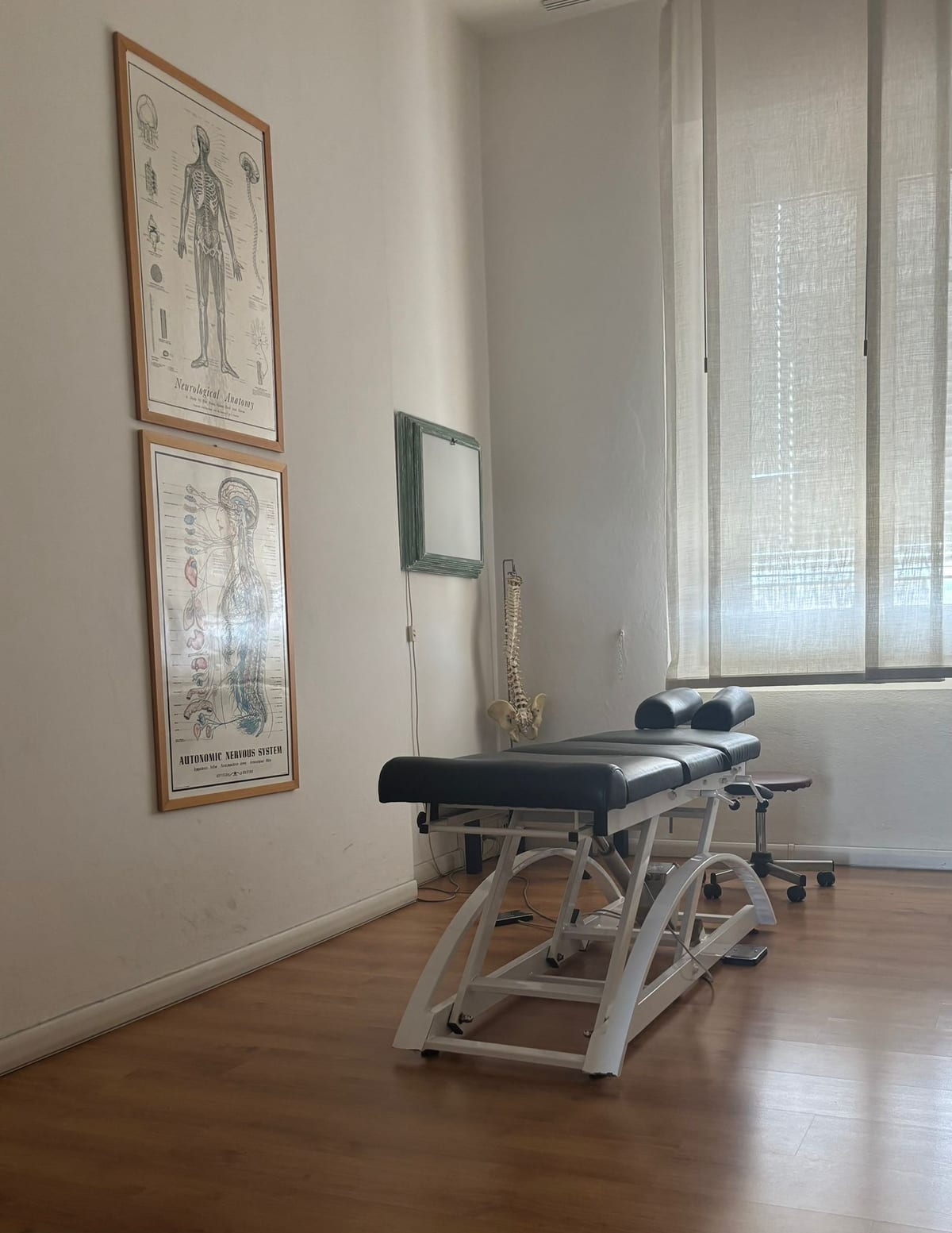 Lettino chiropratico e ambiente dello studio