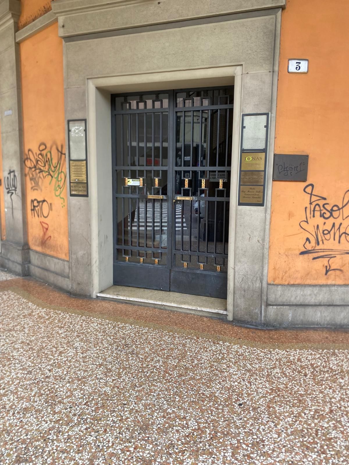 Ingresso dello studio in Piazza dei Martiri a Bologna