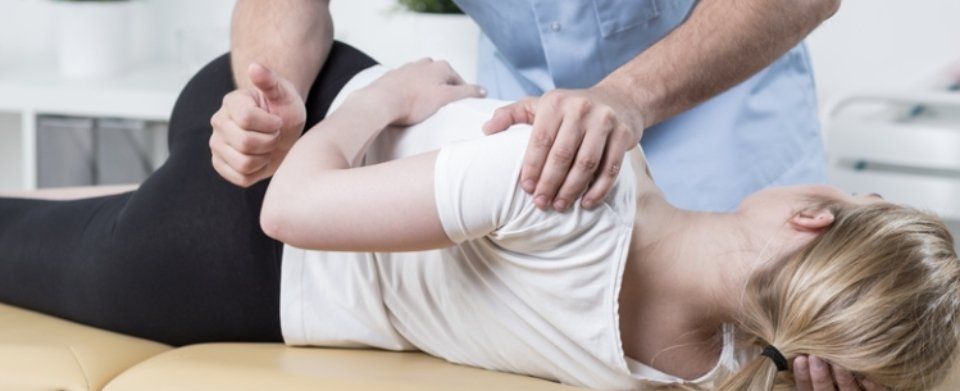 Manipolazione dorsale durante un trattamento chiropratico